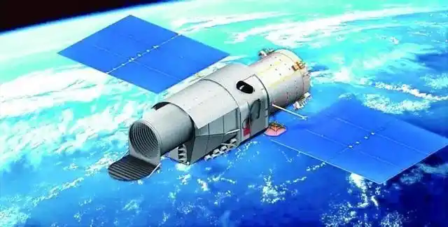 Ffibr carbon mewn paneli solar gorsaf ofod