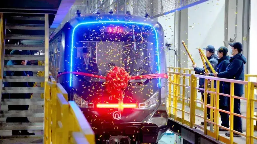 Mae trên metro ffibr carbon masnachol cyntaf y byd yn mynd i mewn i wasanaeth